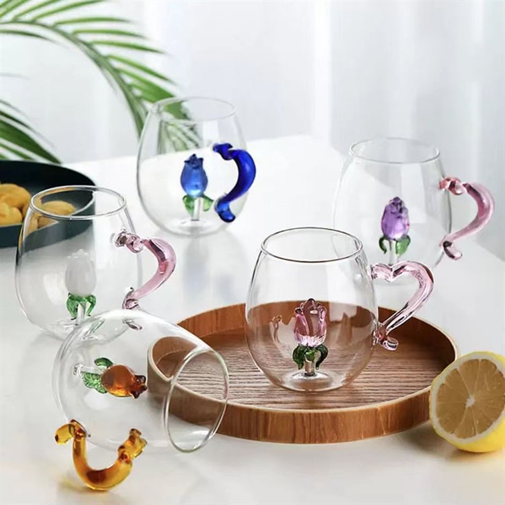 Forma tridimensională creativă a florii în cupă